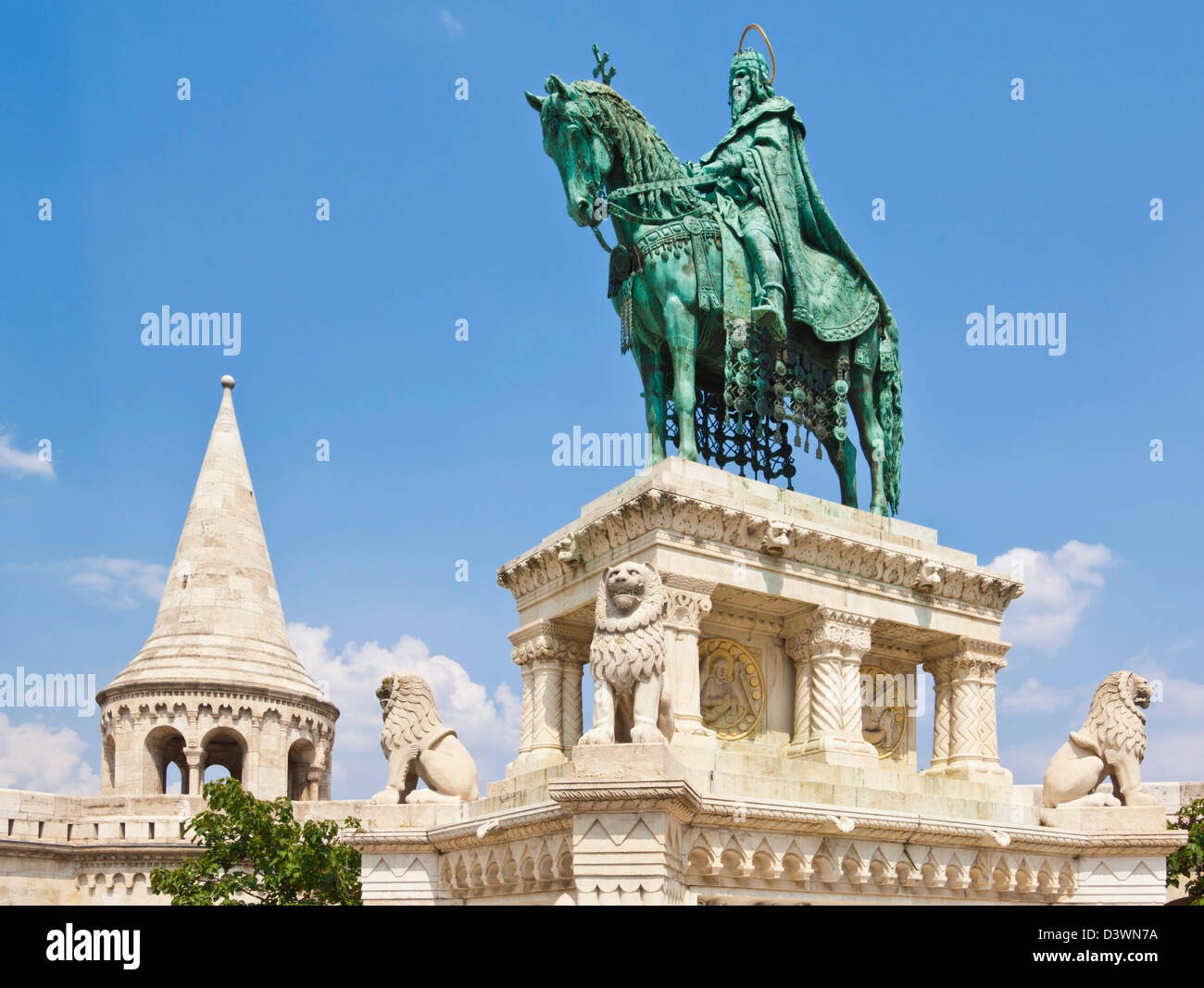 Torri e archi del Bastione dei Pescatori con la statua equestre del re Santo Stefano Budapest, Ungheria, Europa UE Foto Stock