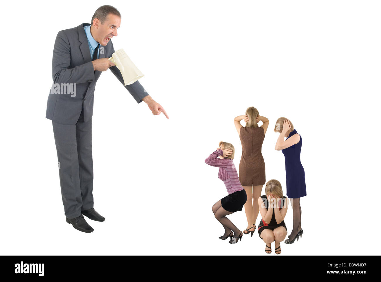 Il boss in un abito grigio grida in un megafono su quattro donne Foto Stock