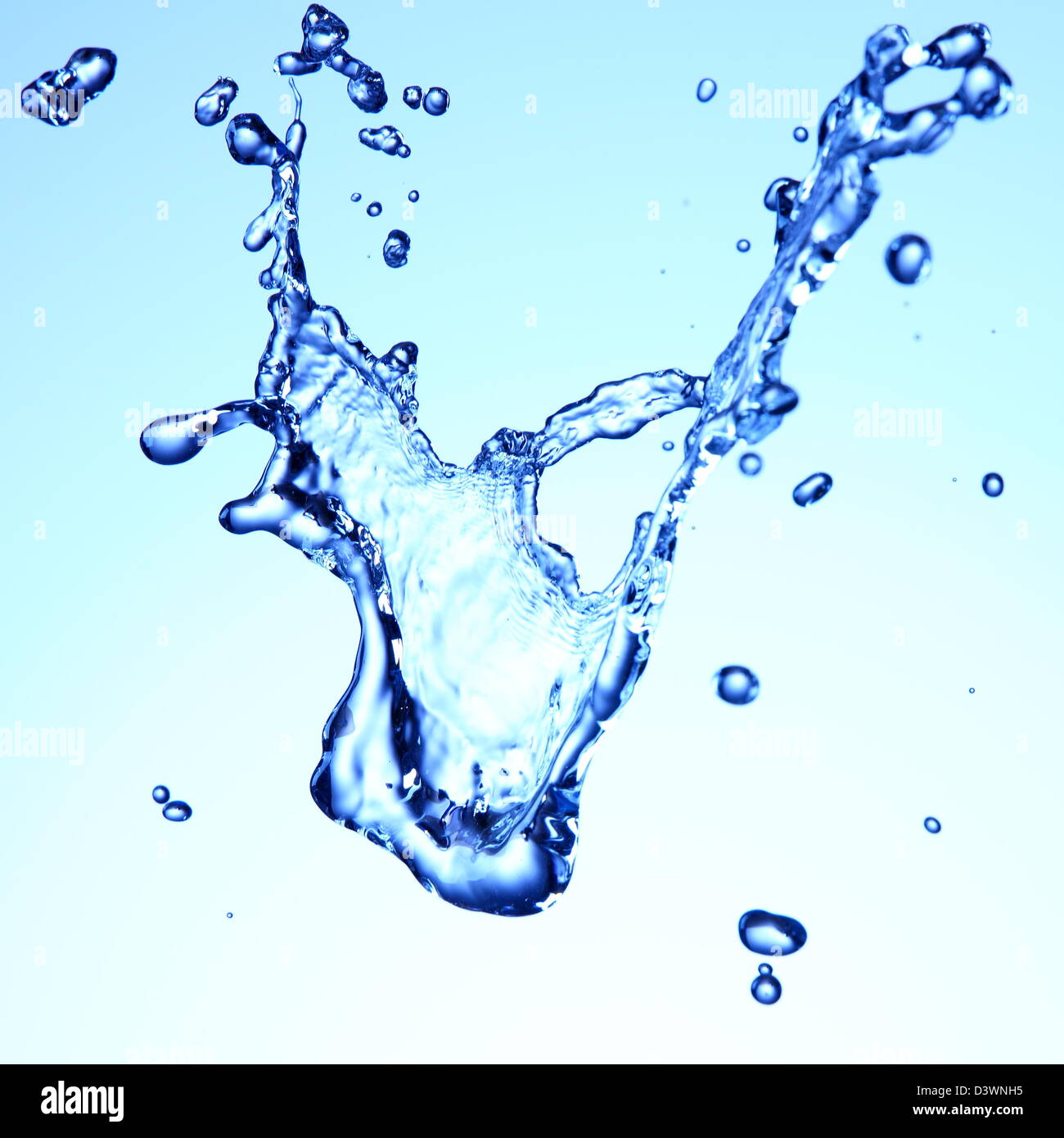 Acqua Splash. Spruzzi d'acqua su blu e sfondo bianco. closeup di acqua Foto Stock