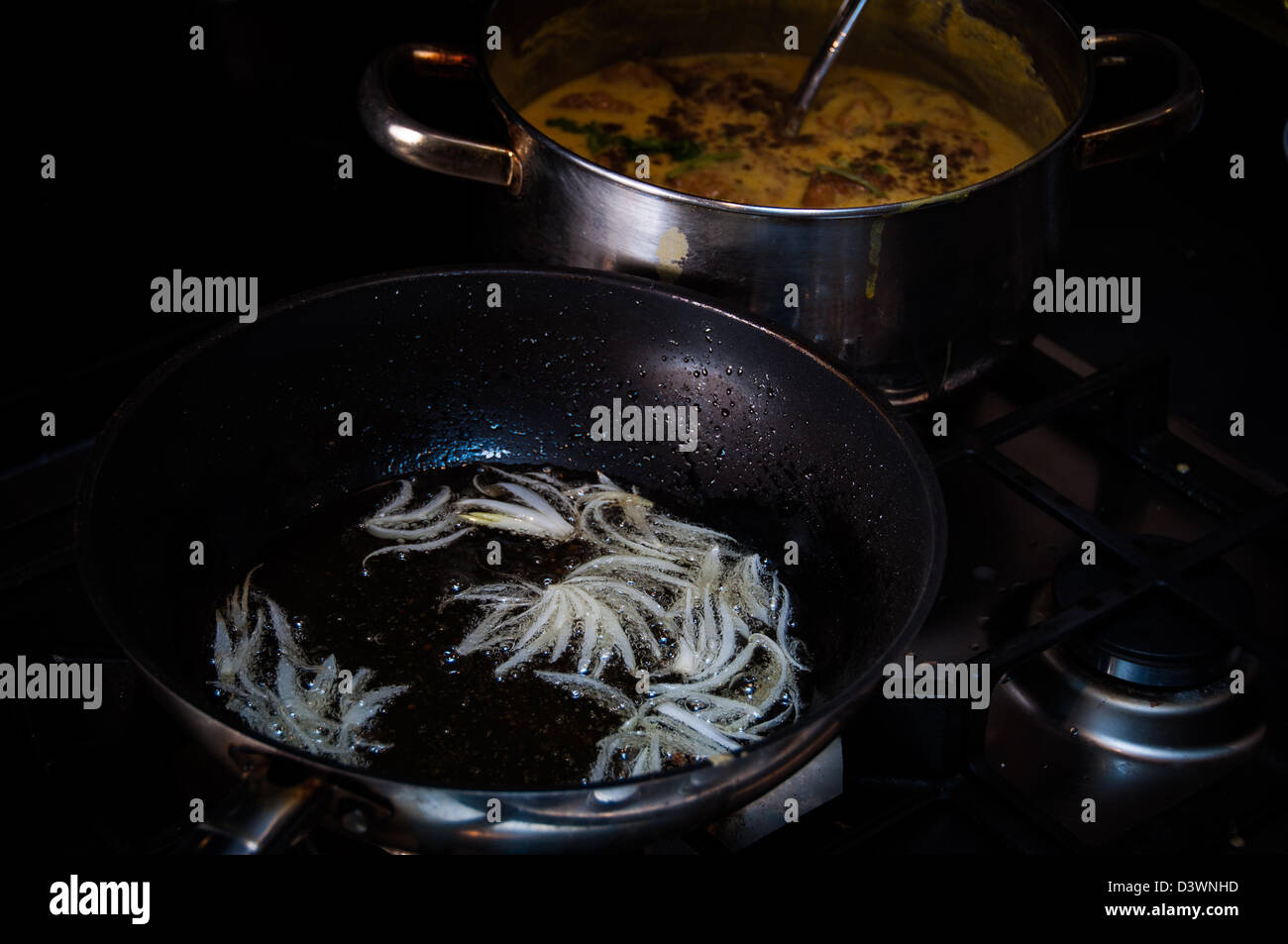 Friggere la cipolla per Pakora Curry, Tarka Foto Stock