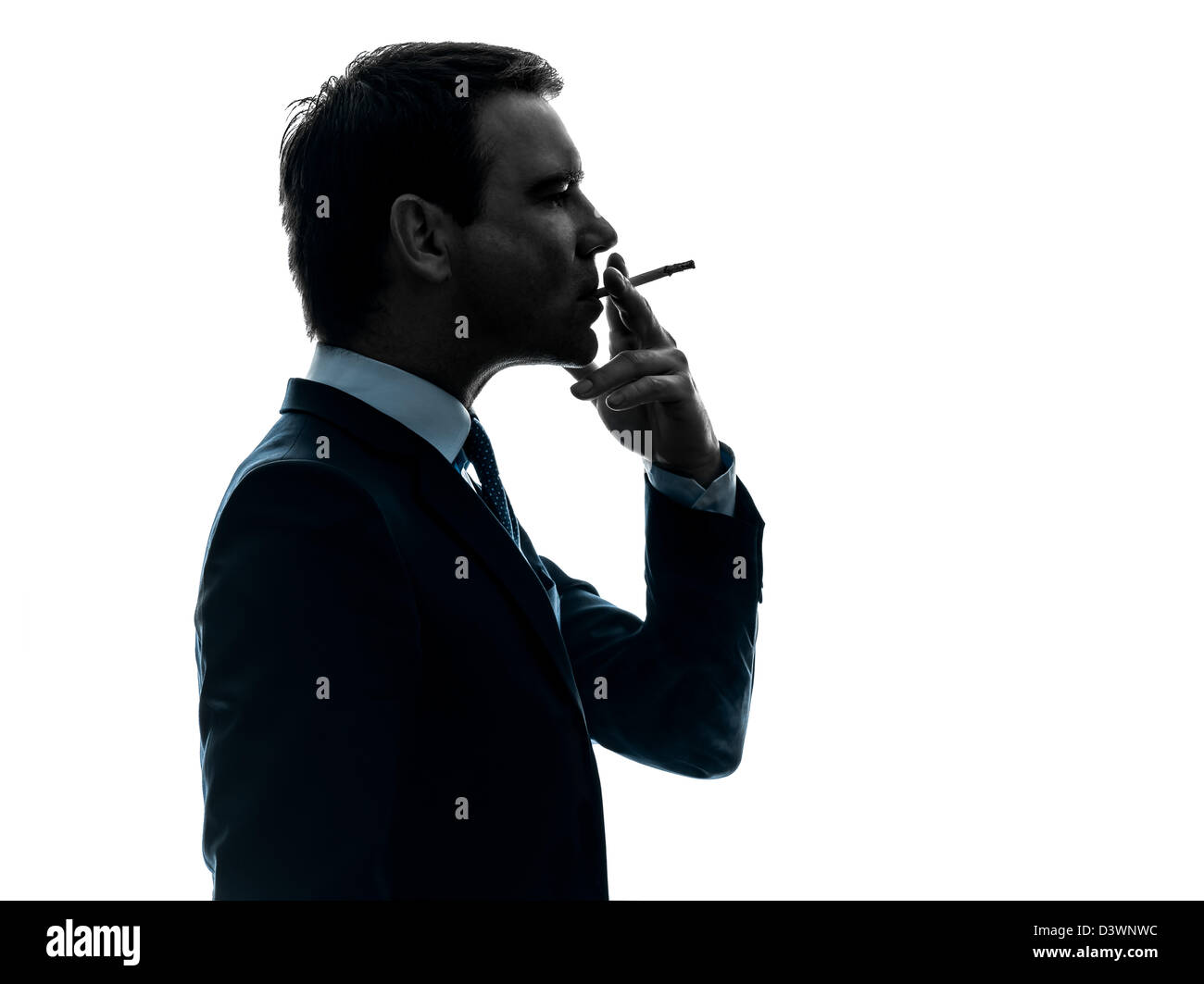 Un uomo di fumare sigarette in silhouette studio isolato su sfondo bianco Foto Stock