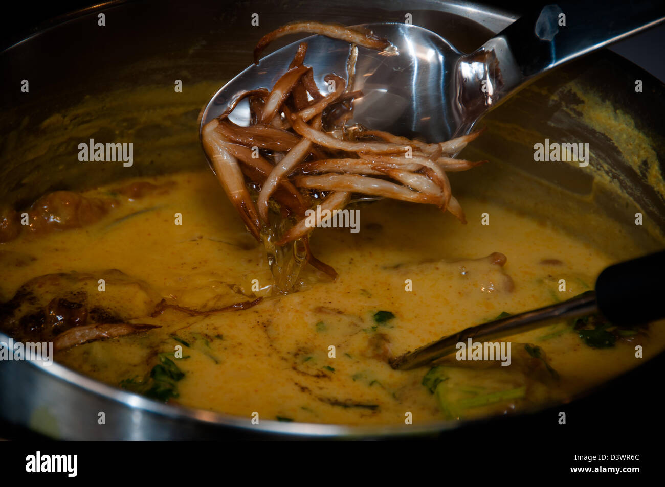 Tarka di un curry Pakora preparate di fresco Foto Stock