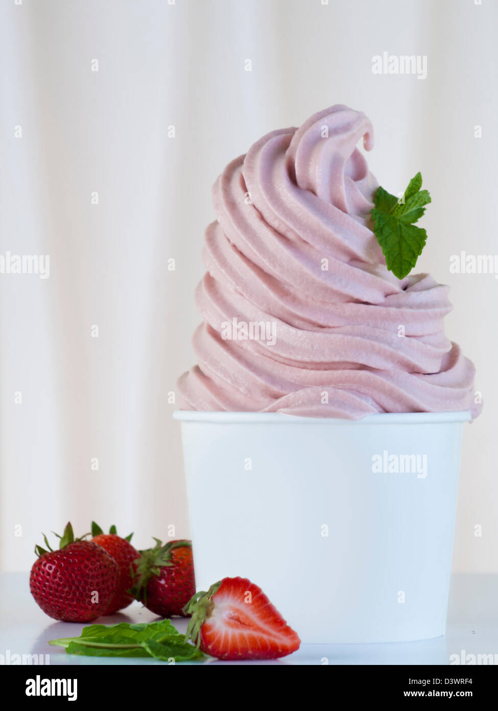 Coppa di fragole yogurt congelato o soft servire il gelato con frutta  fresca Foto stock - Alamy