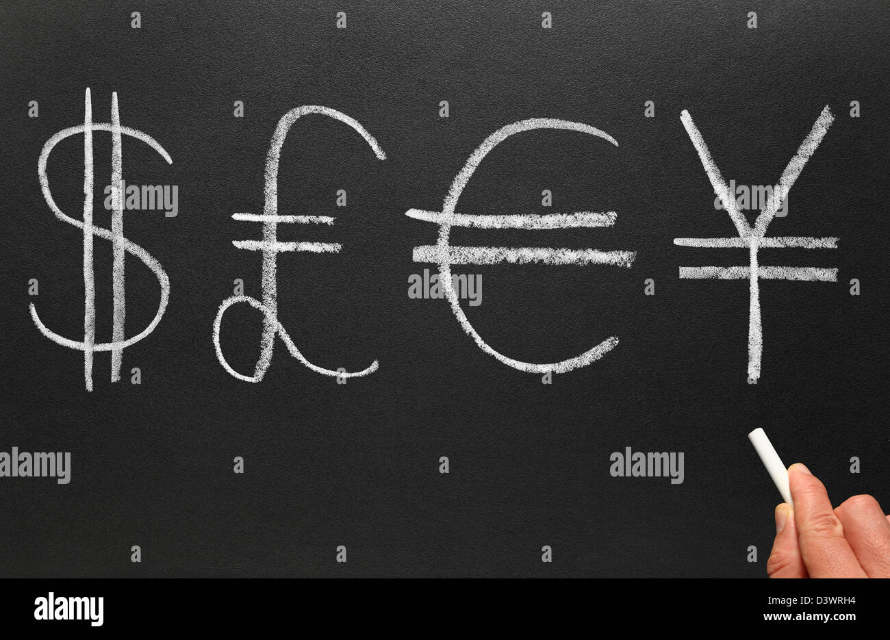 Scrivere i simboli di valuta su una lavagna. Foto Stock