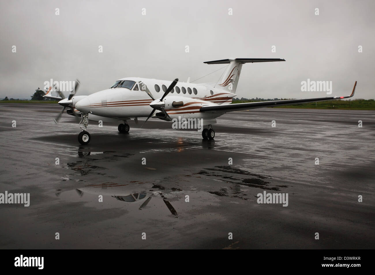 Beechcraft twin motore a turboelica Primo piano Quantistico a Solwezi pista di atterraggio per aerei con una leggera pioggia Foto Stock