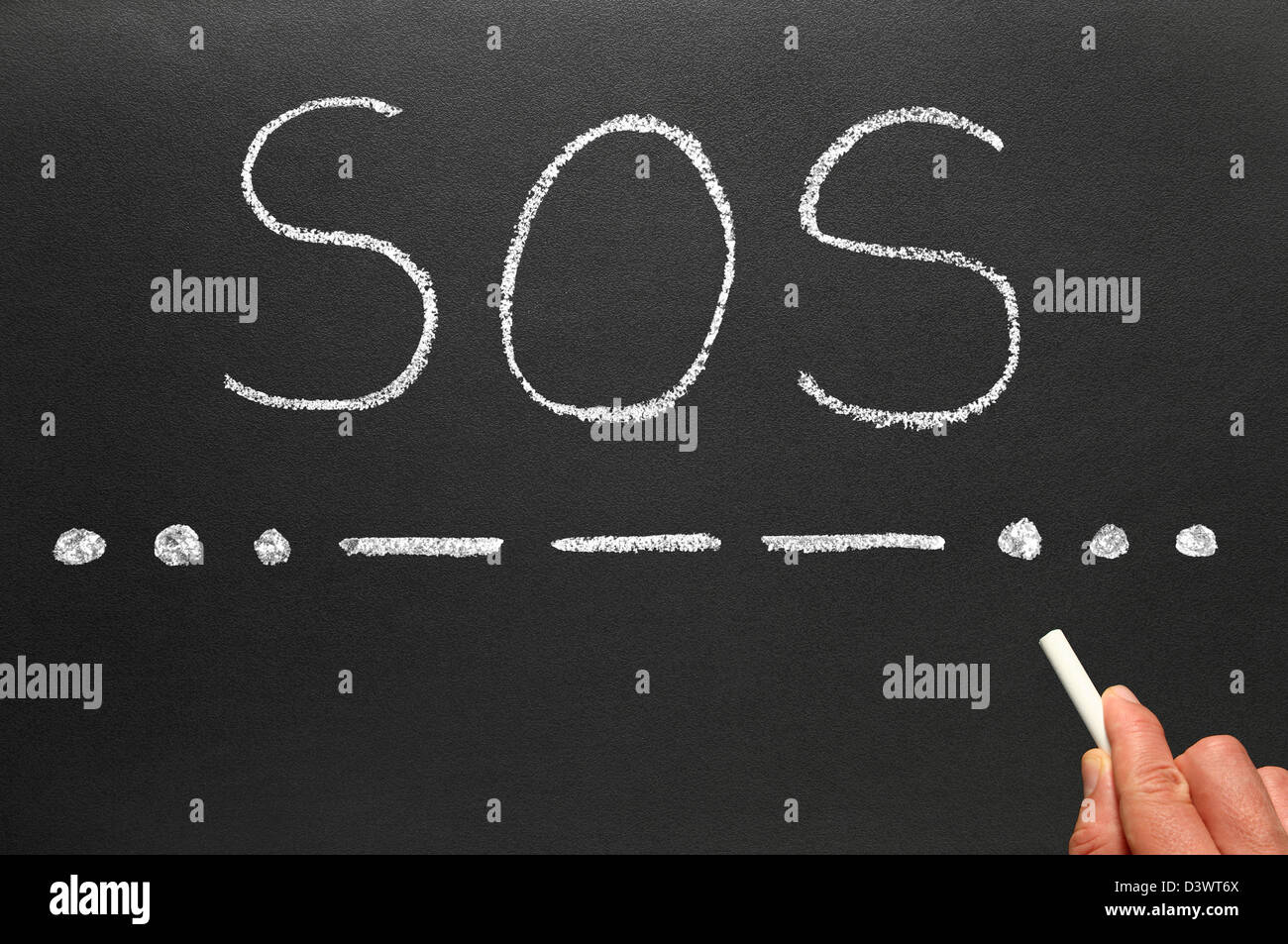 SOS internazionale codice Morse segnale di emergenza scritto su una lavagna. Foto Stock