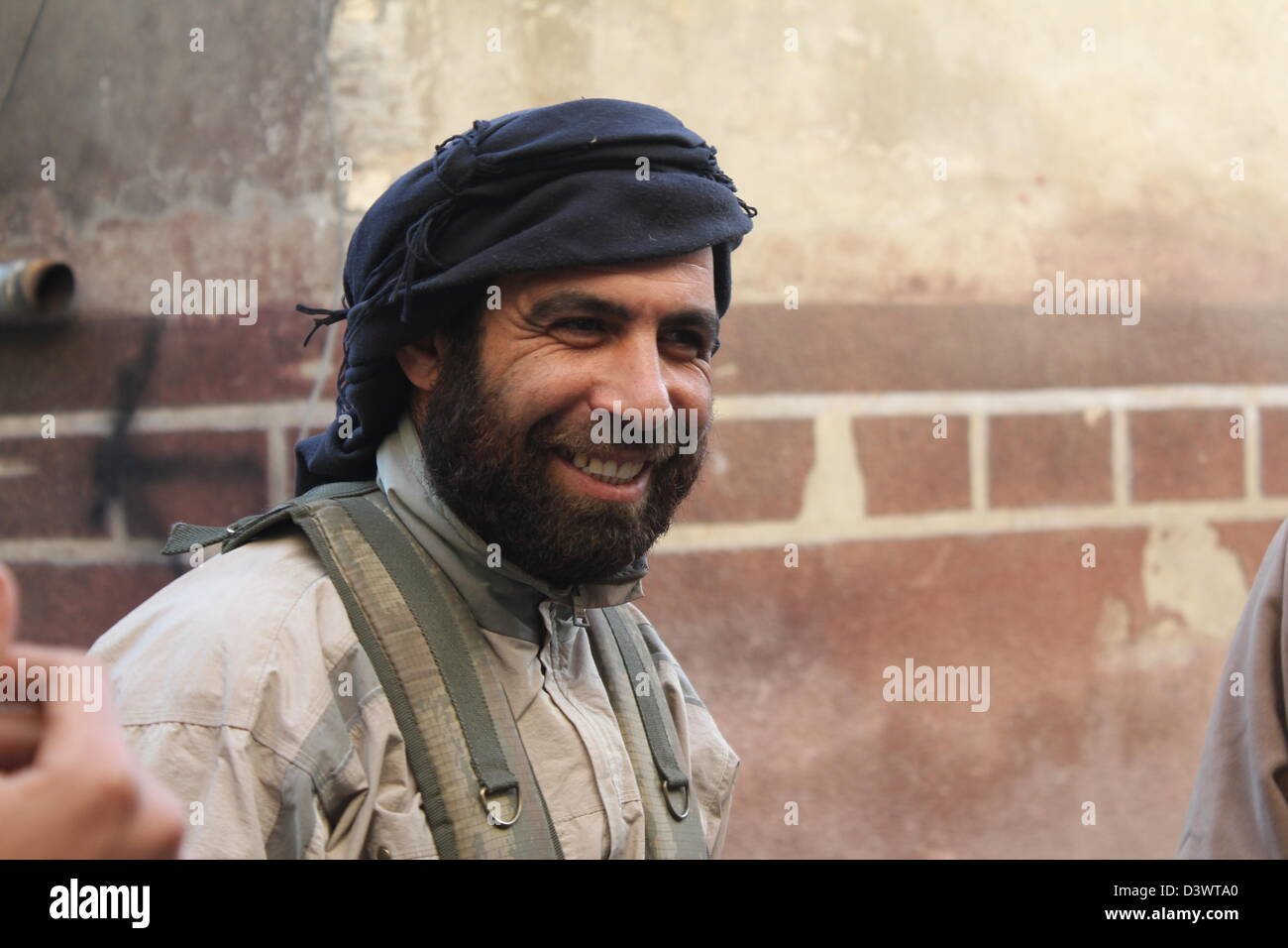 Un libero esercito siriano ribelli sorriso durante una pausa nella lotta contro Foto Stock