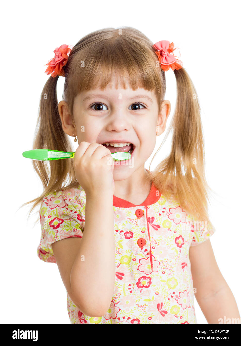 Carino kid girl spazzolare i denti isolati su sfondo bianco Foto Stock