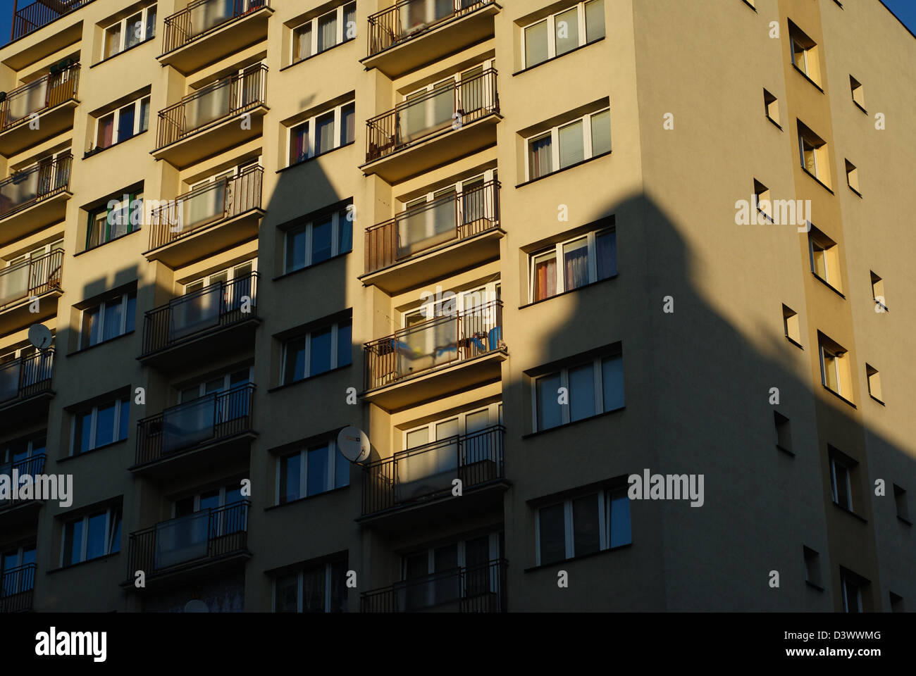 Moderno blocco di appartamenti a Varsavia è un esempio di Europa orientale panelak edifici. Foto Stock