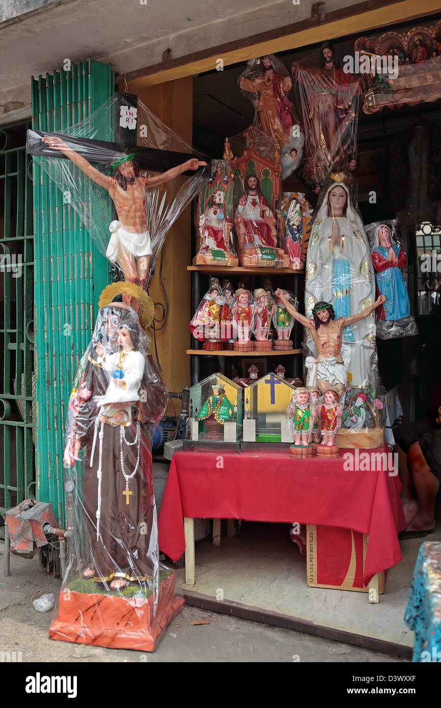 Artefatti religiosi in vendita nelle Filippine. Foto Stock