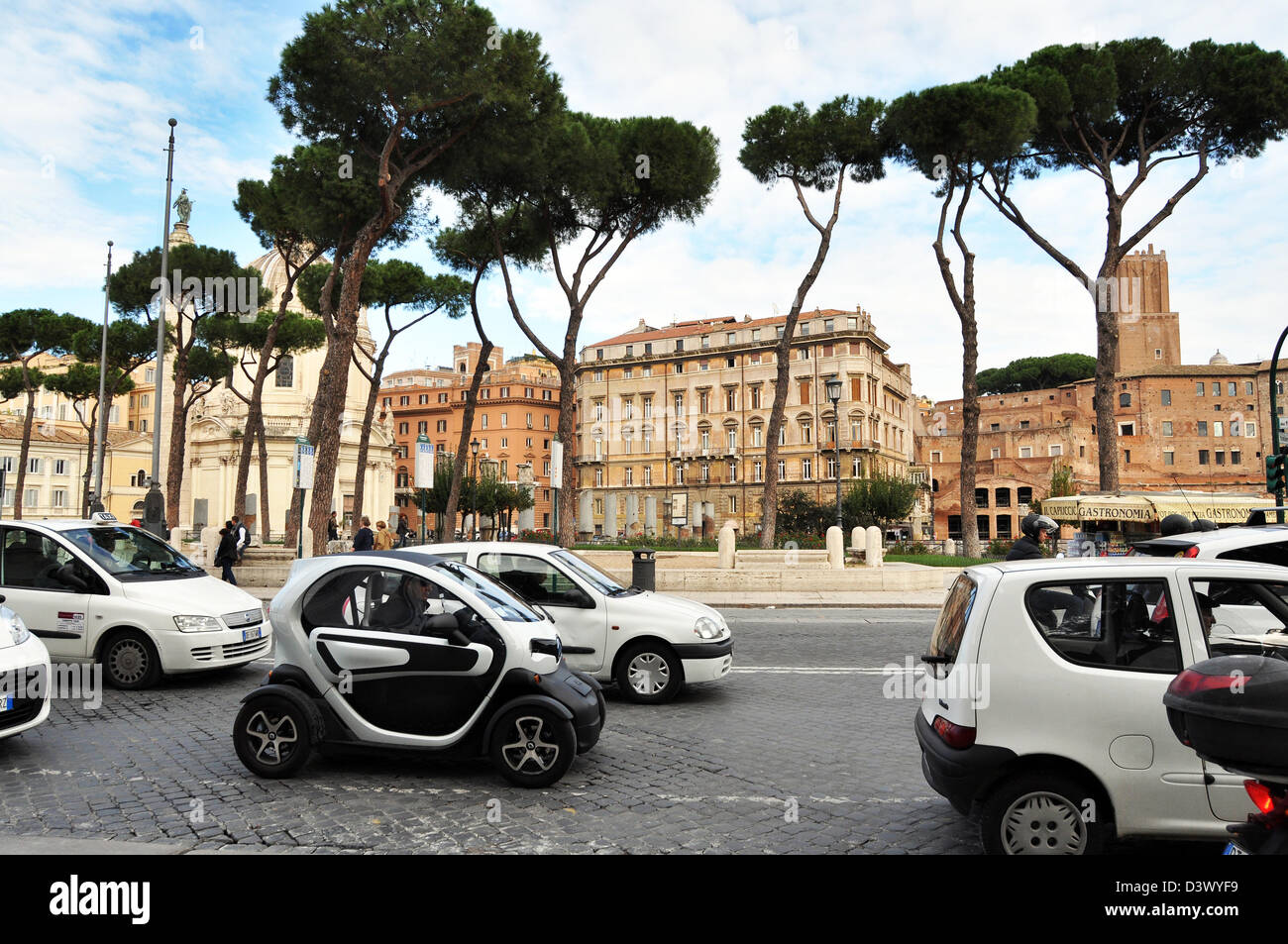 Smart Auto viaggiare sulla via del Fori Imperiali Imperiall Road, Roma, Italia Foto Stock