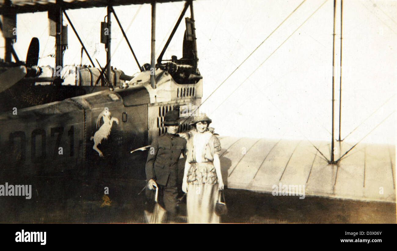 Questa foto, parte della collezione speciale Louis E. "Slim" Gordon, presenta un significativo momento storico o cimeli personali legati a Gordon, una figura di spicco associata alla storia dell'aviazione o militare, catturati in questa collezione speciale. Foto Stock