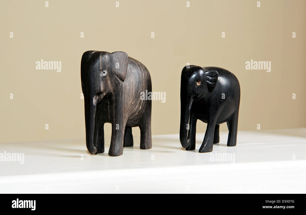 Coppia di piccoli Elefante Nero ornamenti Foto Stock