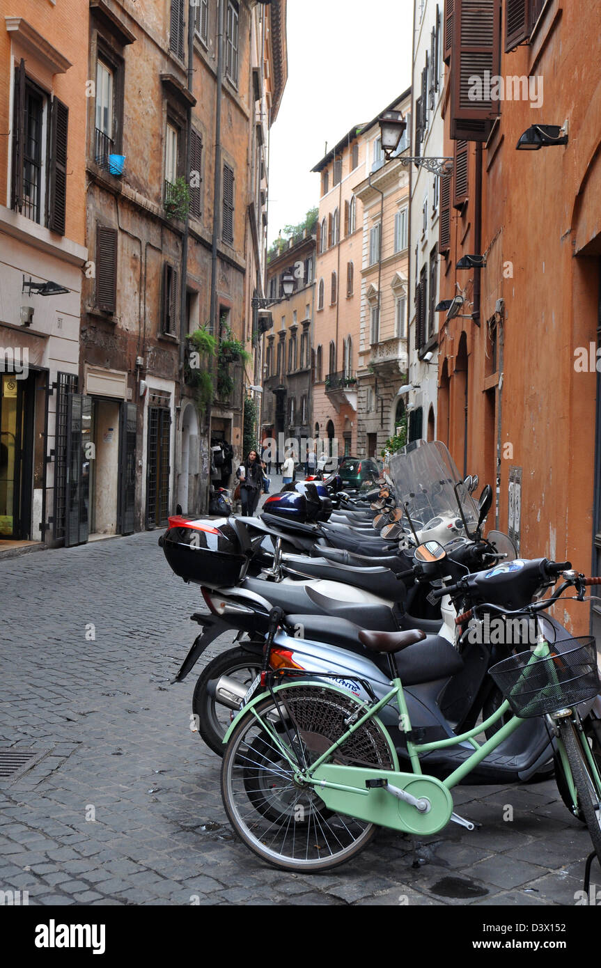 Le motociclette su una strada di Roma, Italia Foto Stock