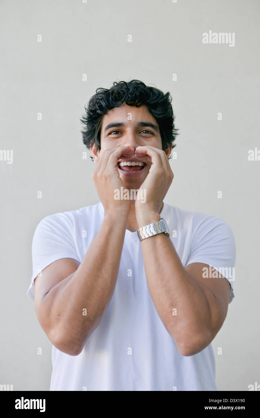 Urla grida Ritratto di giovane adulto messicano-american maschio con un sorriso Foto Stock