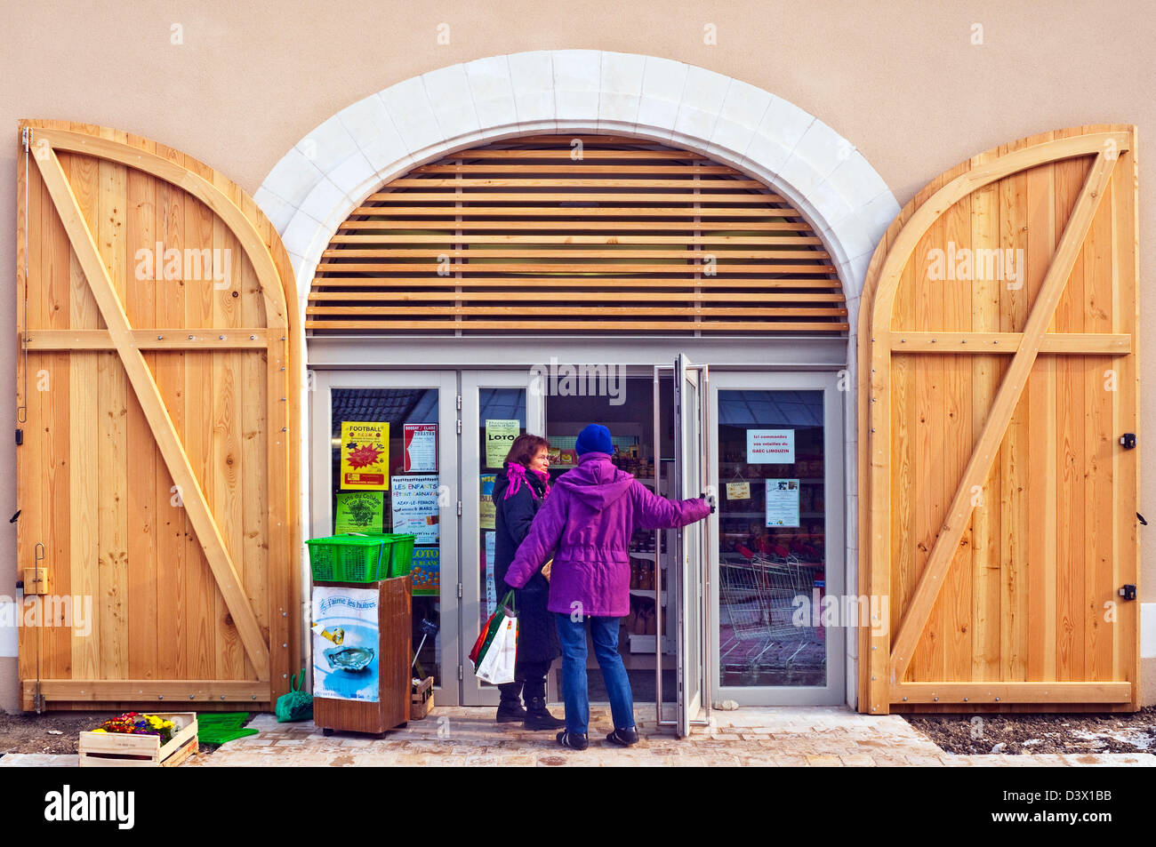 Nuovo legno arcuata doppie porte sulla facciata shop - Francia. Foto Stock