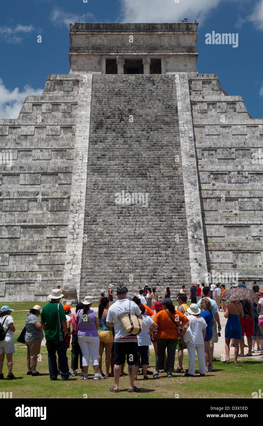 I turisti alla base di El Castillo, Chichen Itza, Messico Foto Stock