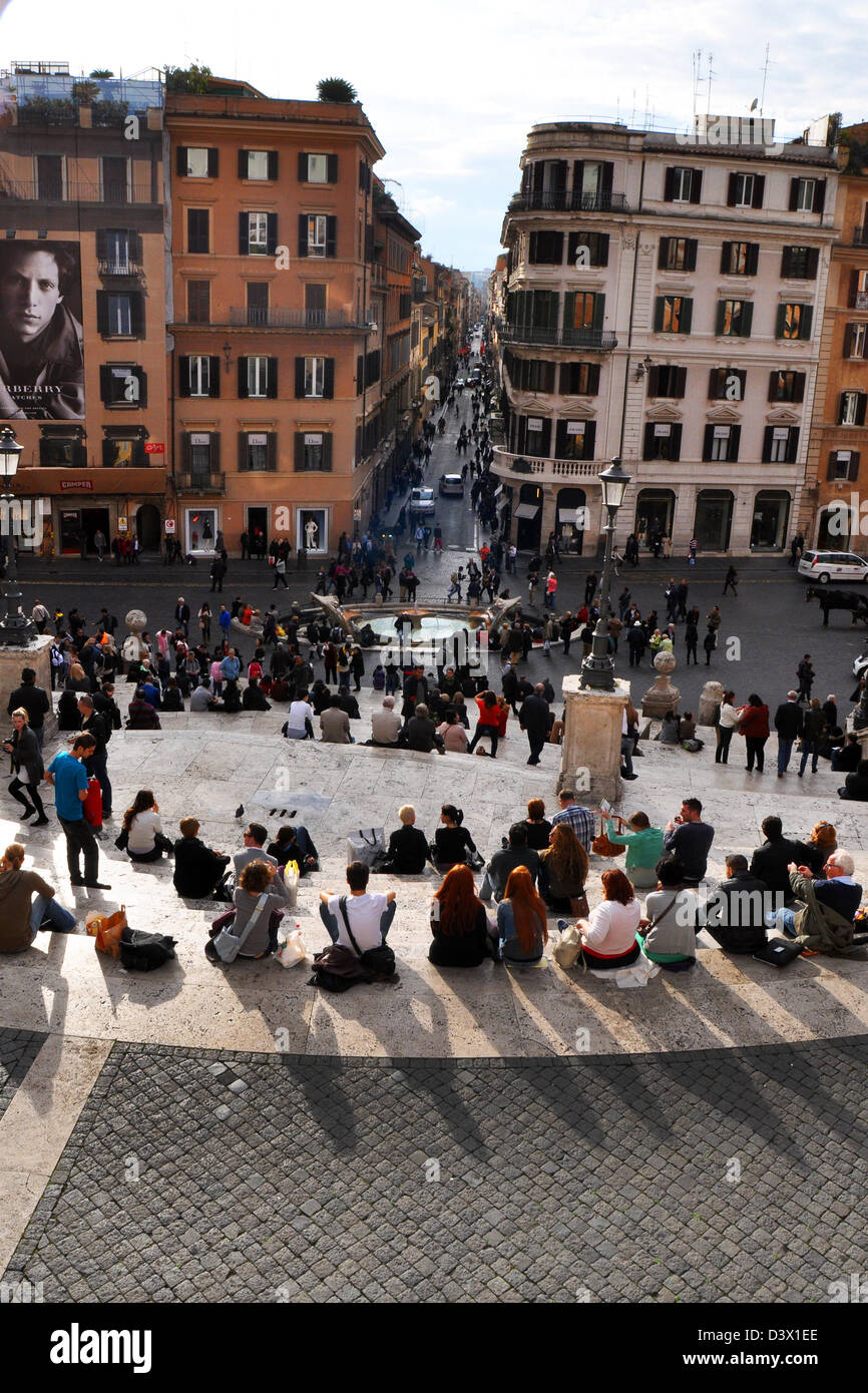 La folla godetevi il sole autunnale presso la scalinata di Piazza di Spagna, Piazza di Spagna, Roma, Italia 18.11.12 Foto Stock