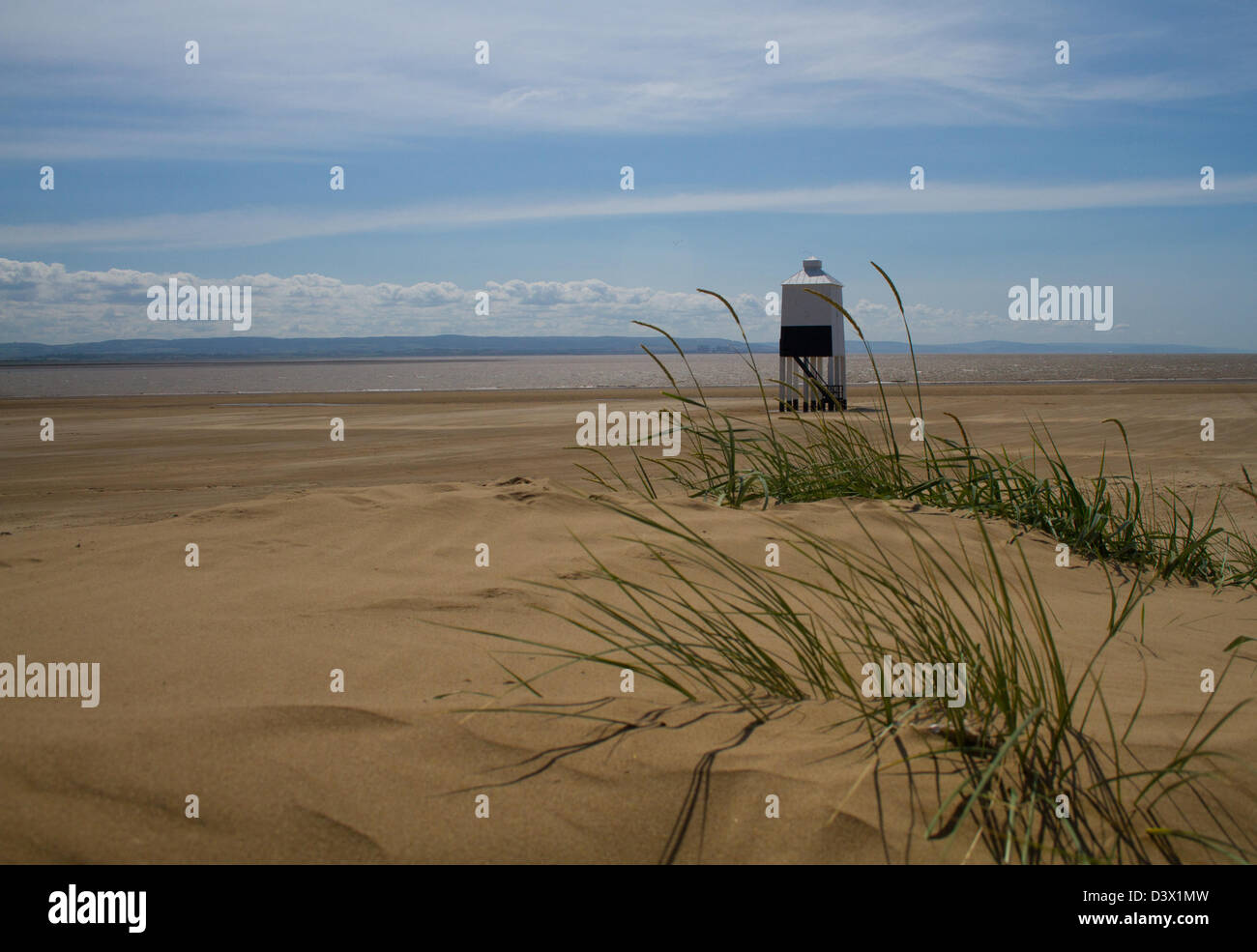 Il faro di legno sulla spiaggia di Burnham-On-mare Somerset visto dal bordo delle dune di sabbia che la linea l ampia spiaggia. Foto Stock