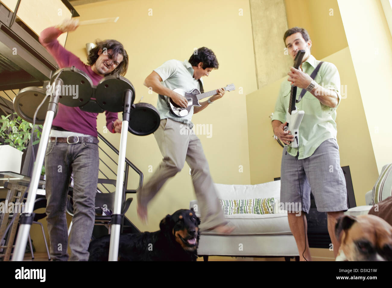 Mexian-American uomini amici suona Rock Band Music Video Gioco Foto Stock