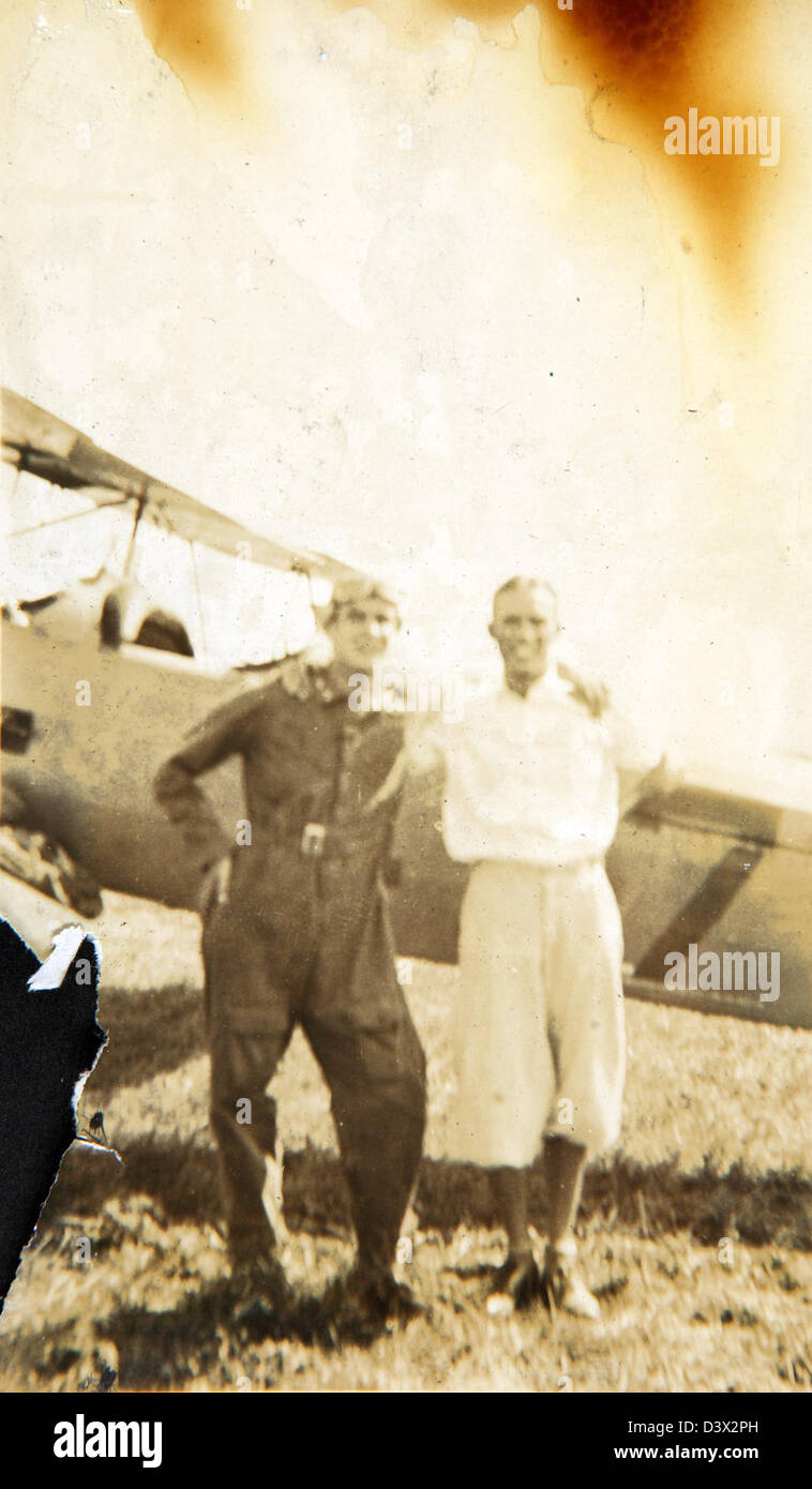 Questa fotografia della collezione speciale Elwyn H. Gibbon offre uno sguardo storico sulla vita e sul lavoro di Elwyn H. Gibbon, una figura notevole documentata attraverso il suo archivio fotografico. Foto Stock