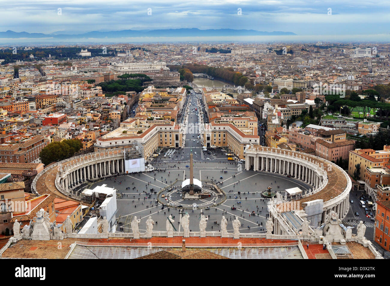 Città del Vaticano Roma, visto dalla parte superiore della Basilica di San Pietro e si affaccia su Piazza San Pietro, Roma, Italia. Foto Stock