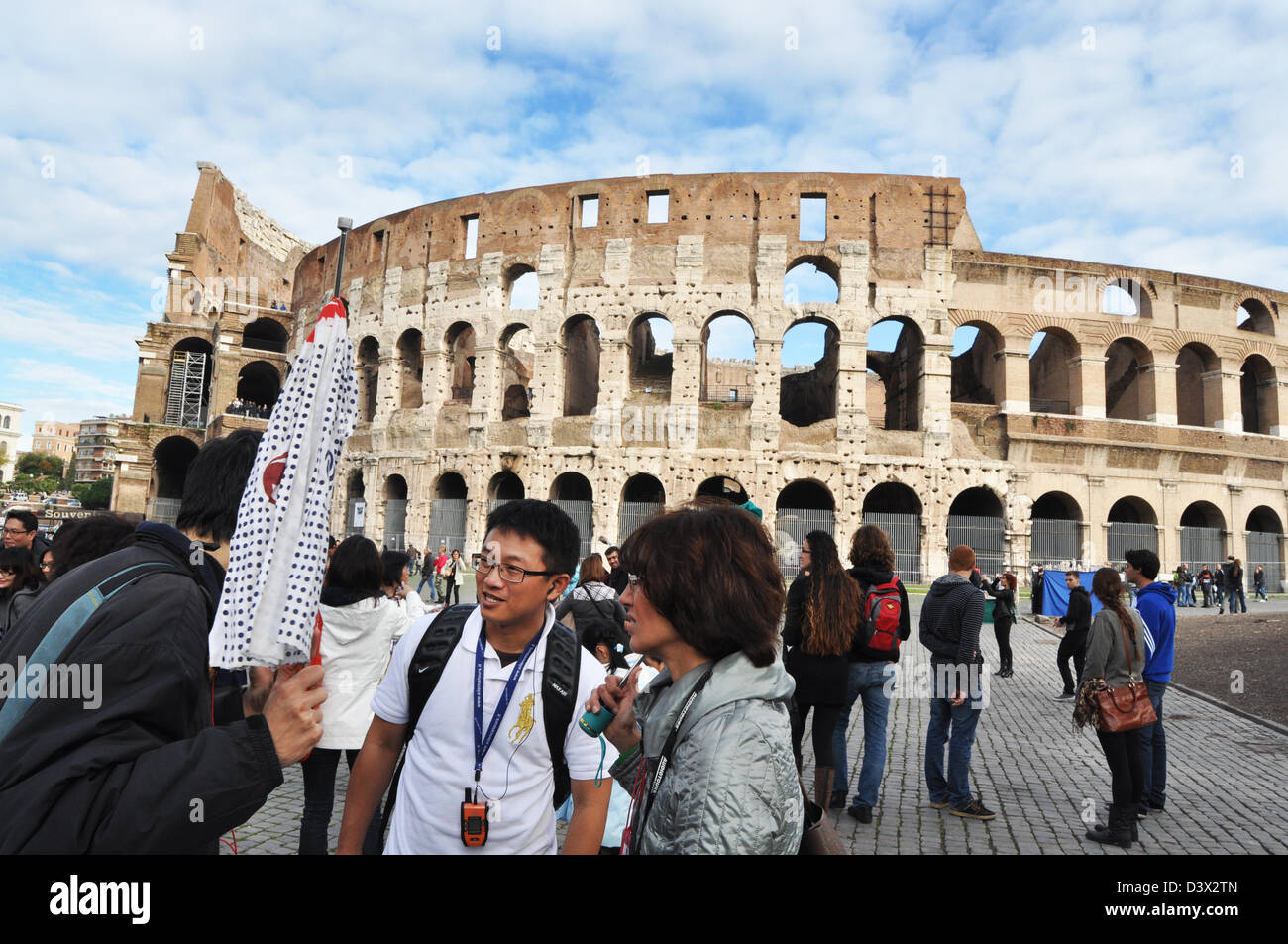 Colosseo, Roma, Italia attira un gran numero di turisti giapponesi. Foto Stock
