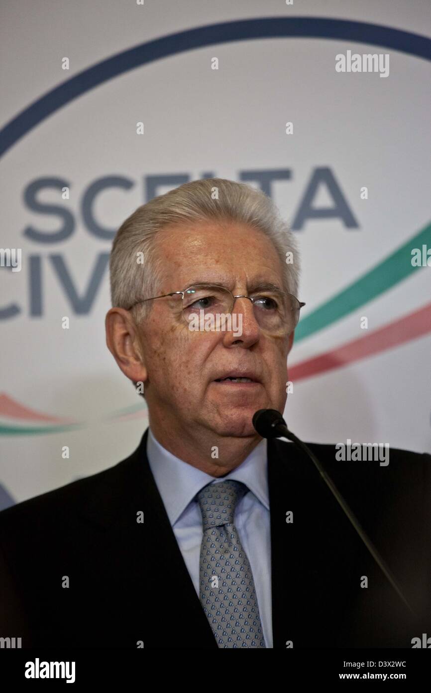 Roma, Italia 25 febbraio 2013 Mario Monti parla nel corso di una conferenza stampa a Roma. Egli è stato il primo dei principali candidati per tenere una conferenza stampa per discutere i primi risultati delle elezioni in Italia. Credito: Nelson pereira / Alamy Live News Foto Stock
