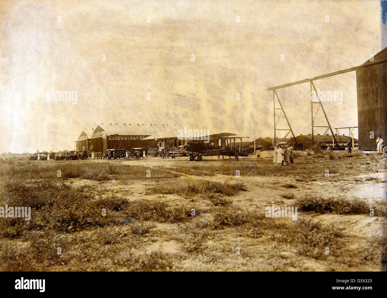Questa fotografia della Colonel L.C. Hurd Special Collection cattura un aereo De Havilland, che riflette il ruolo significativo della compagnia nella storia dell'aviazione. La foto evidenzia il design e il contributo dell’aeromobile allo sviluppo della tecnologia di volo. Foto Stock