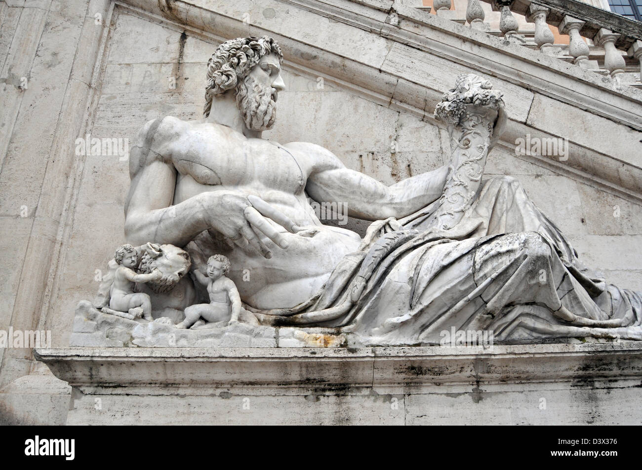 Statua di Roma al di fuori dei Musei Capitolini, Statua del Tevere capitolino, Roma Italia Foto Stock