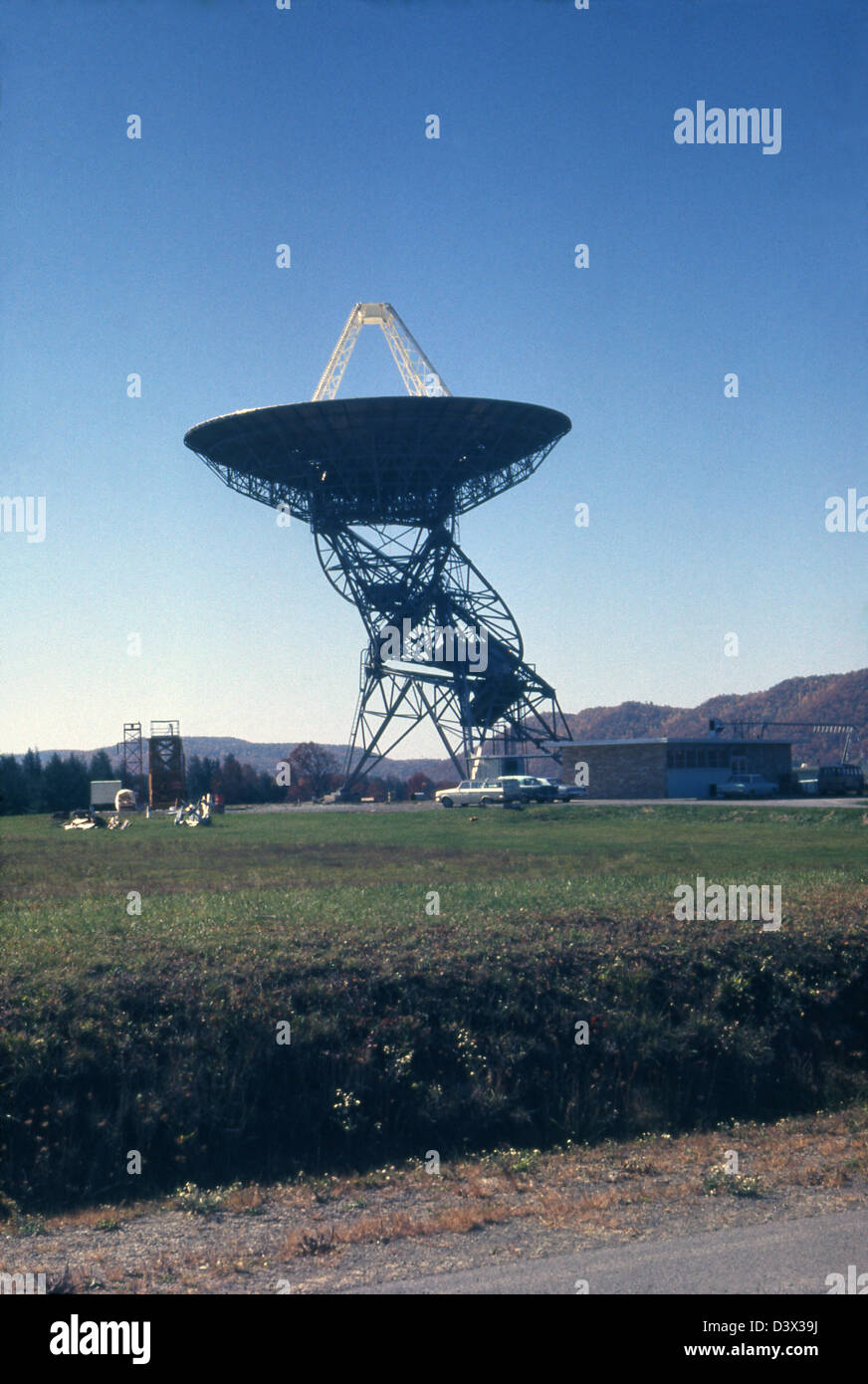 Vintage Novembre 1966 fotografia, l'Howard E. Tatel Radio Telescope, costruito nel 1958, al NRAO. Foto Stock