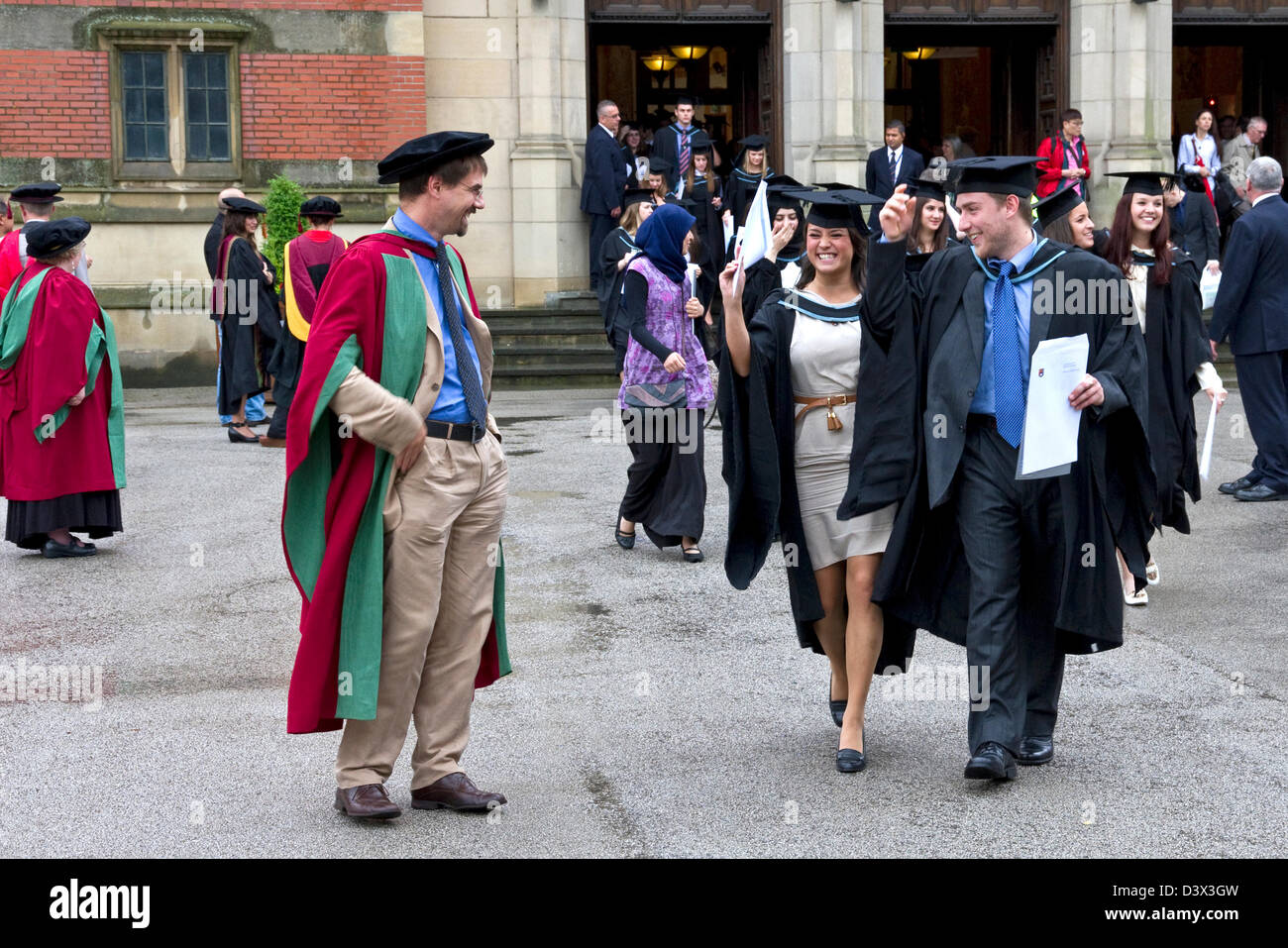 Il giorno di graduazione ( sotto la pioggia), Università di Birmingham, Birmingham, Inghilterra, Regno Unito Foto Stock