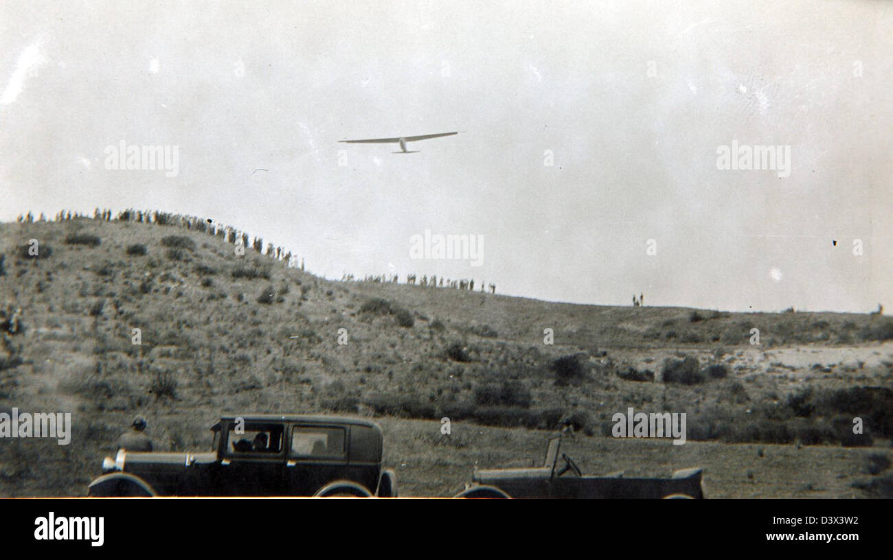 Questa foto storica del 1929 cattura il primo tenente Harry Haw, probabilmente una figura notevole nella storia militare. L'immagine documenta un momento importante dell'inizio del XX secolo, probabilmente legato al suo servizio nell'aviazione o nelle operazioni militari. Foto Stock
