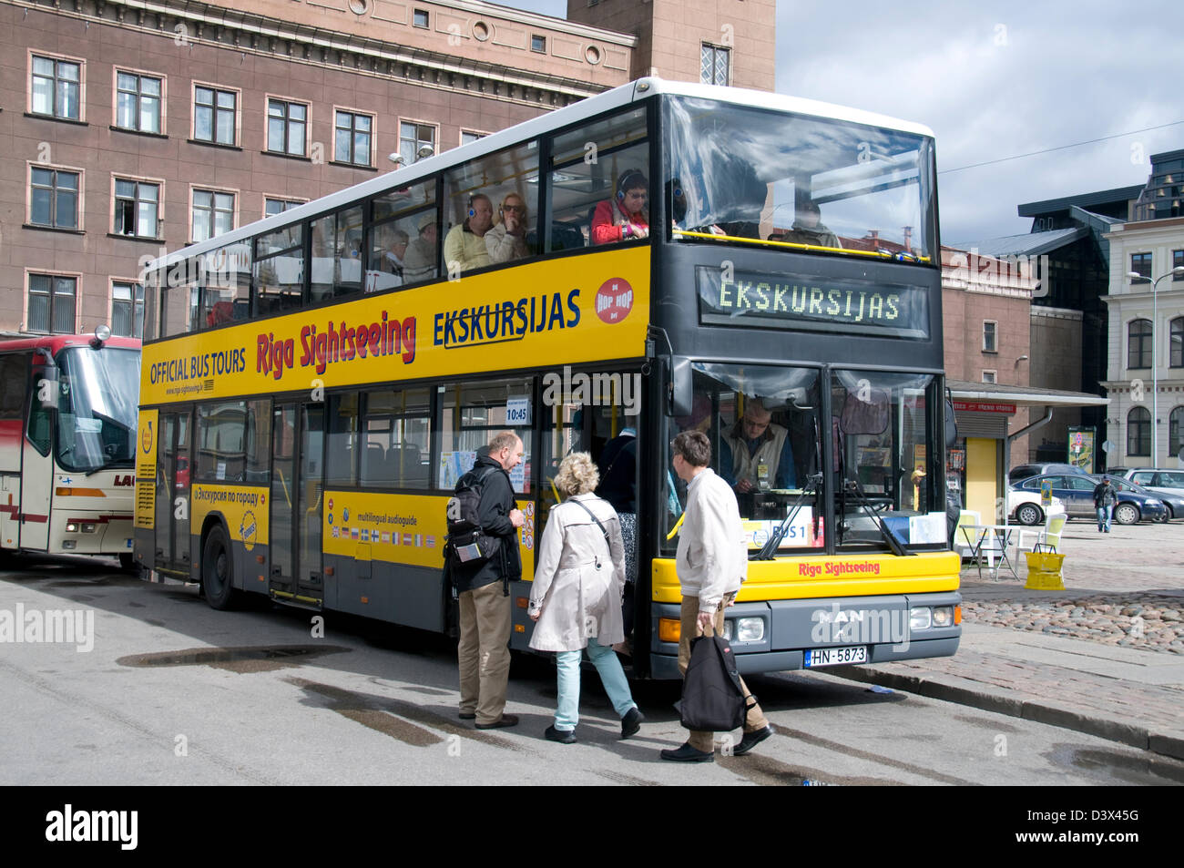 I turisti aspettano di salire a bordo di un autobus turistico riga a riga, Lettonia, Stati baltici Foto Stock