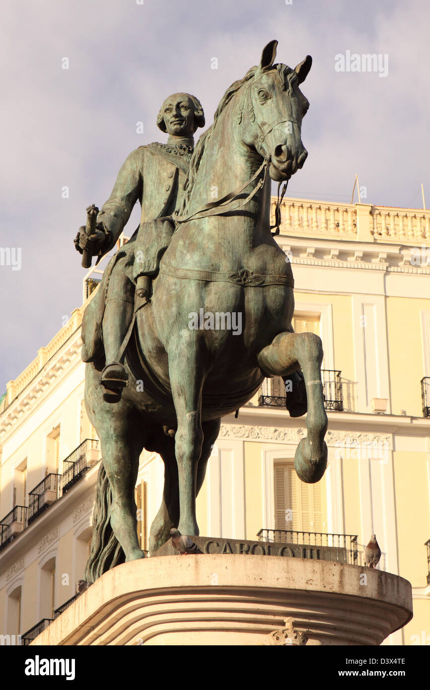 Madrid Spagna Puerta del Sol statua del re Carlo III Foto Stock