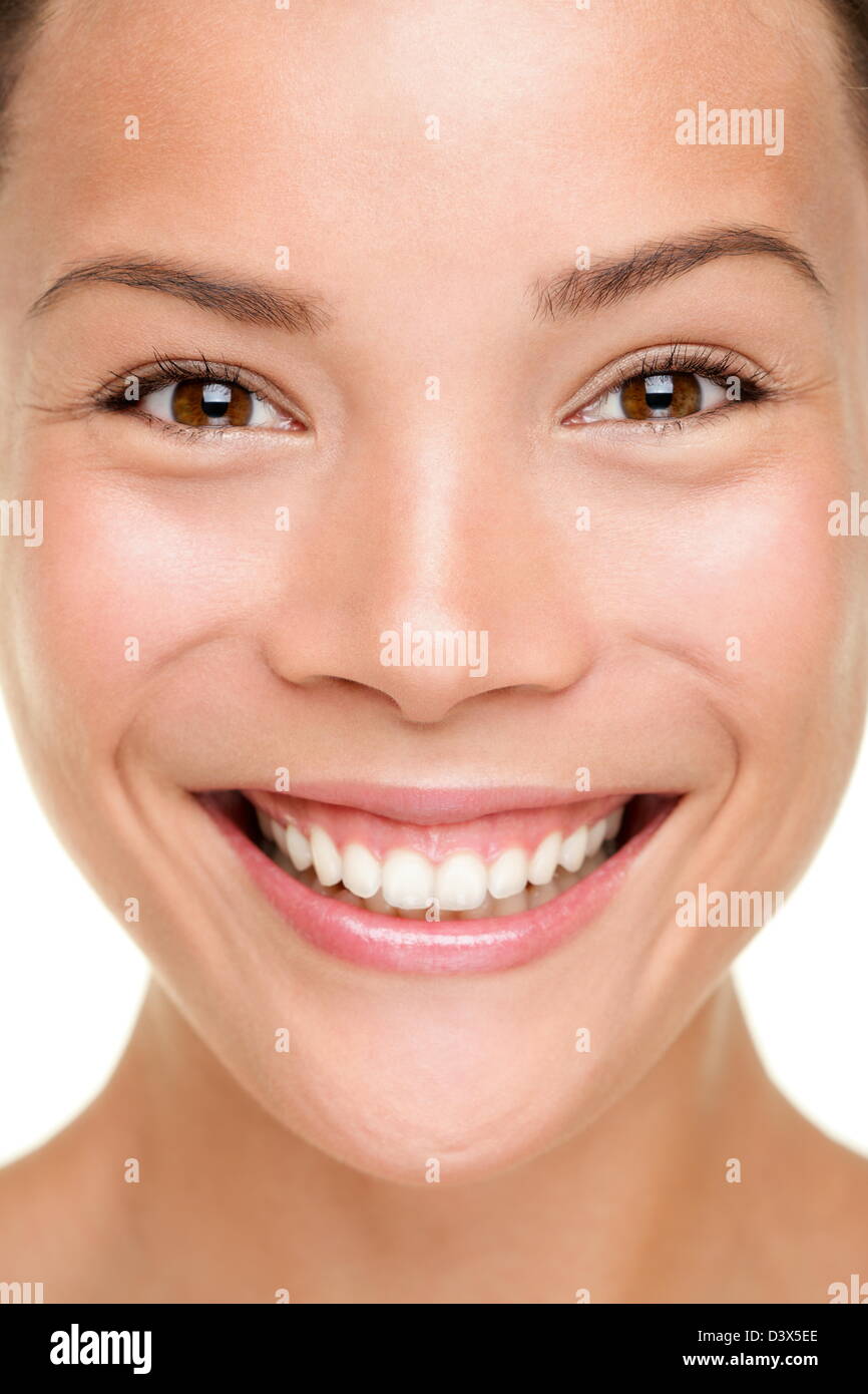 Closeup ritratto della bella felice multirazziale cinese Asiatica / Caucasian giovane femmina modello di bellezza sorridente Foto Stock