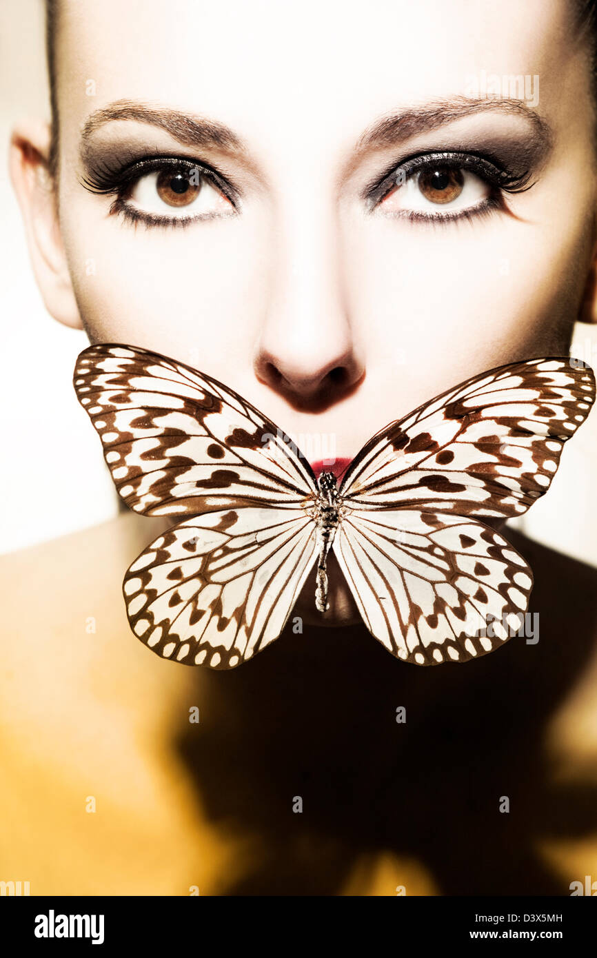 Bella donna con make up e butterfly Foto Stock