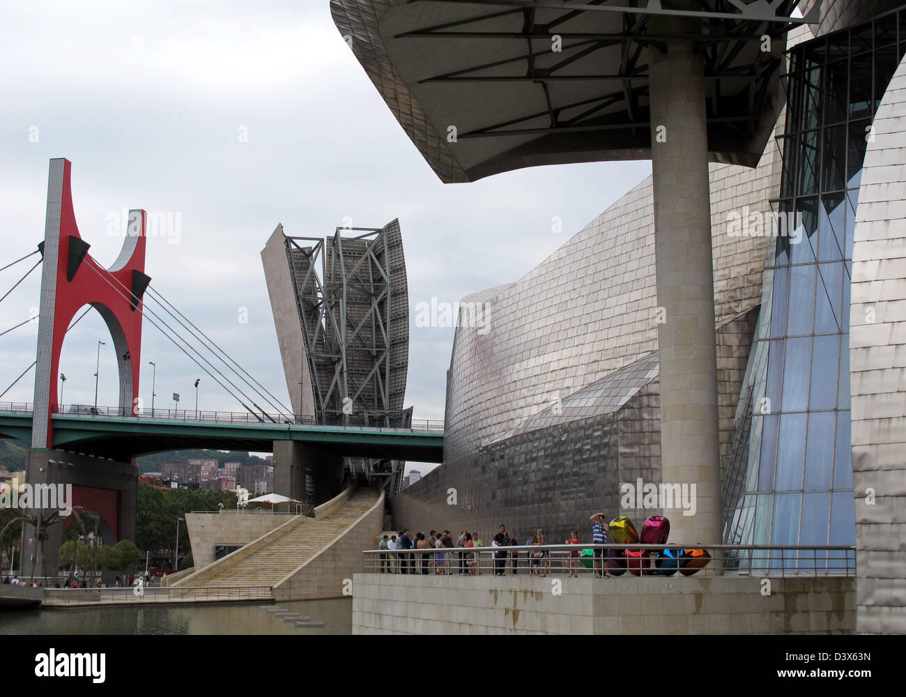 I Tulipani di Jeff Koons,museo Guggenheim,Frank Gehry architetto,Bilbao,paese basco,Biscaglia provincia,Spagna,Buren bridge Foto Stock