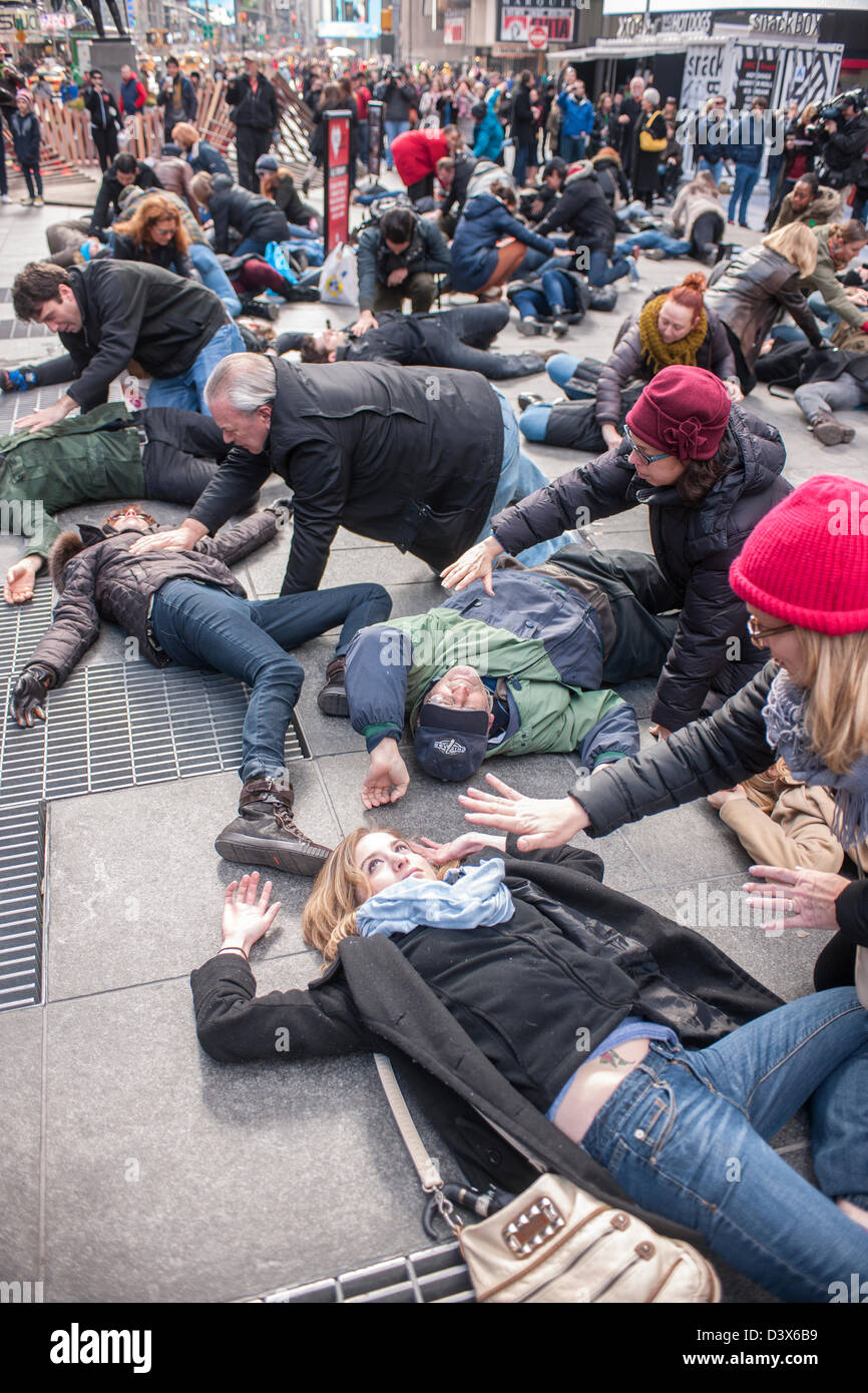 "Flash mob' prestazioni in Times Square pistola contro la violenza Foto Stock