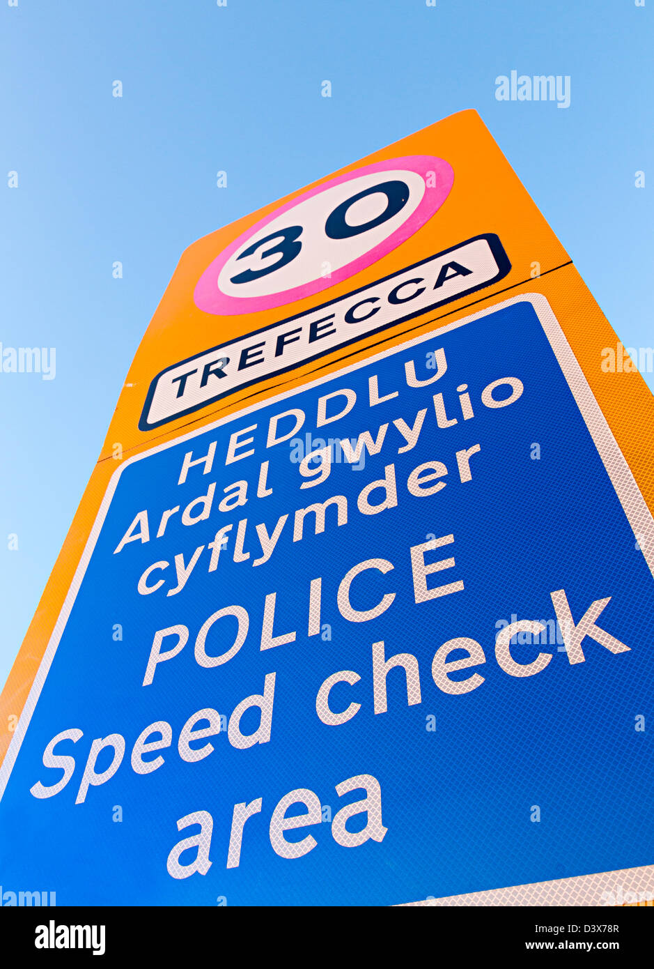 Velocità di polizia area di controllo un segnale di avviso nella lingua inglese e gallese, Trefecca, Wales, Regno Unito Foto Stock