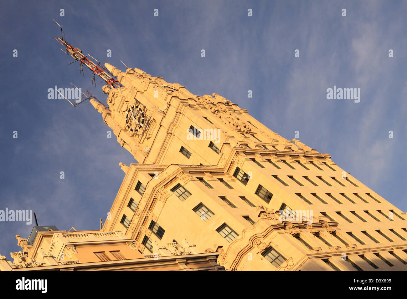 Madrid Spagna l'edificio di Telefonica sulla Gran Via in sole della sera Foto Stock