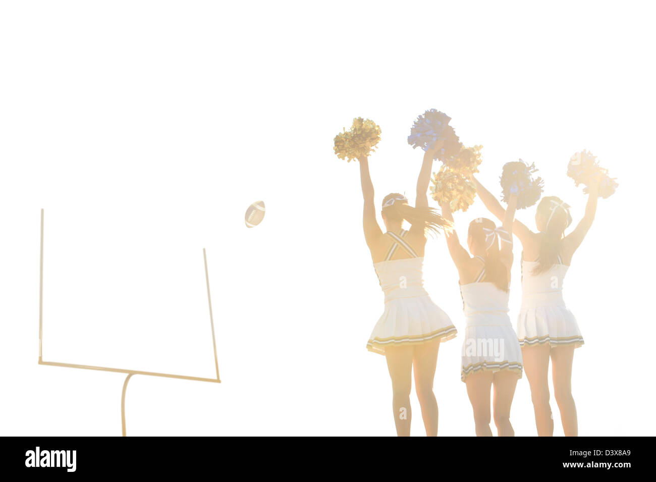 Cheerleaders caucasica sul margine al gioco del calcio Foto Stock