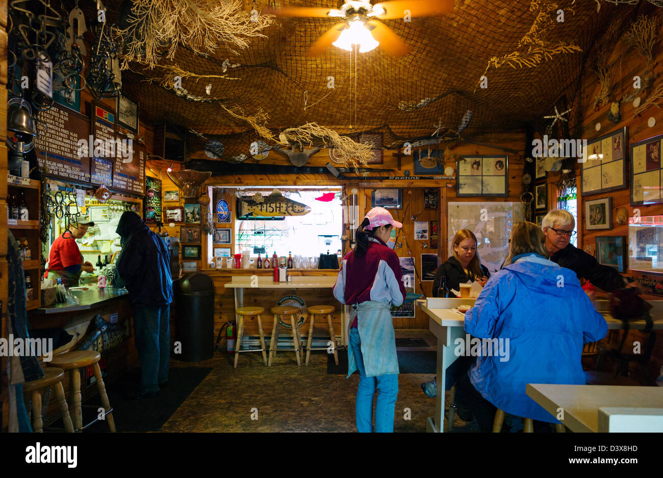 Visitatori ristoranti all'interno del pesce Swiftwater Cafe, Whittier, Alaska, STATI UNITI D'AMERICA Foto Stock