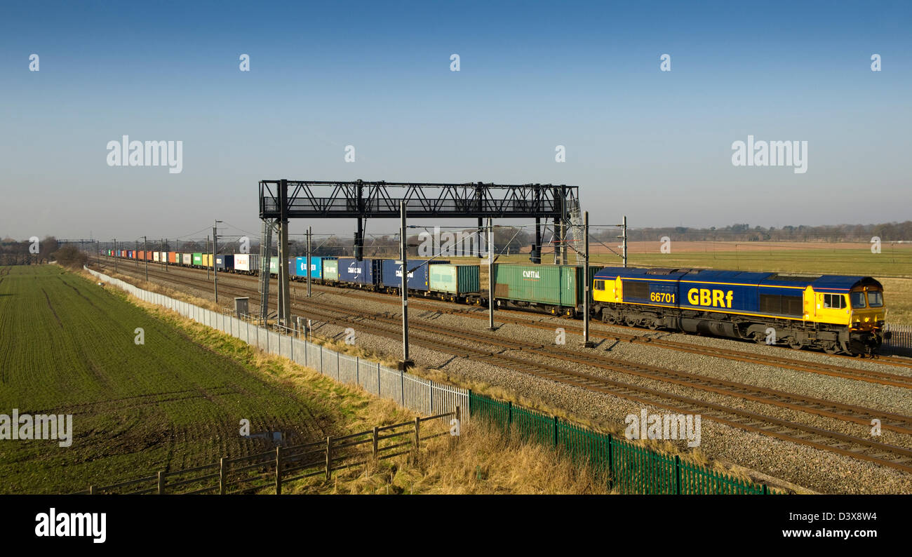 Legata a Felixstowe dal Trafford Park GBRf Classe 66 701 capi a sud lungo la WCML a Fisherwick, Staffordshire il 19 febbraio Foto Stock
