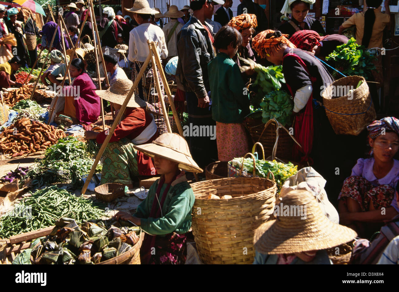 La vendita di verdure a Nyaung Oo Mercato, Bagan, Myanmar Foto Stock