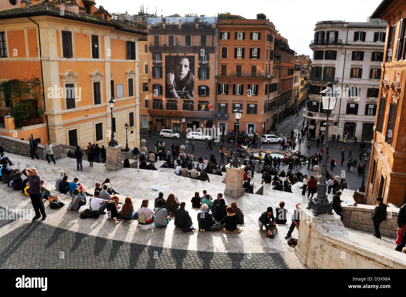 La folla godetevi il sole autunnale presso la scalinata di Piazza di Spagna, Piazza di Spagna, Roma, Italia Foto Stock