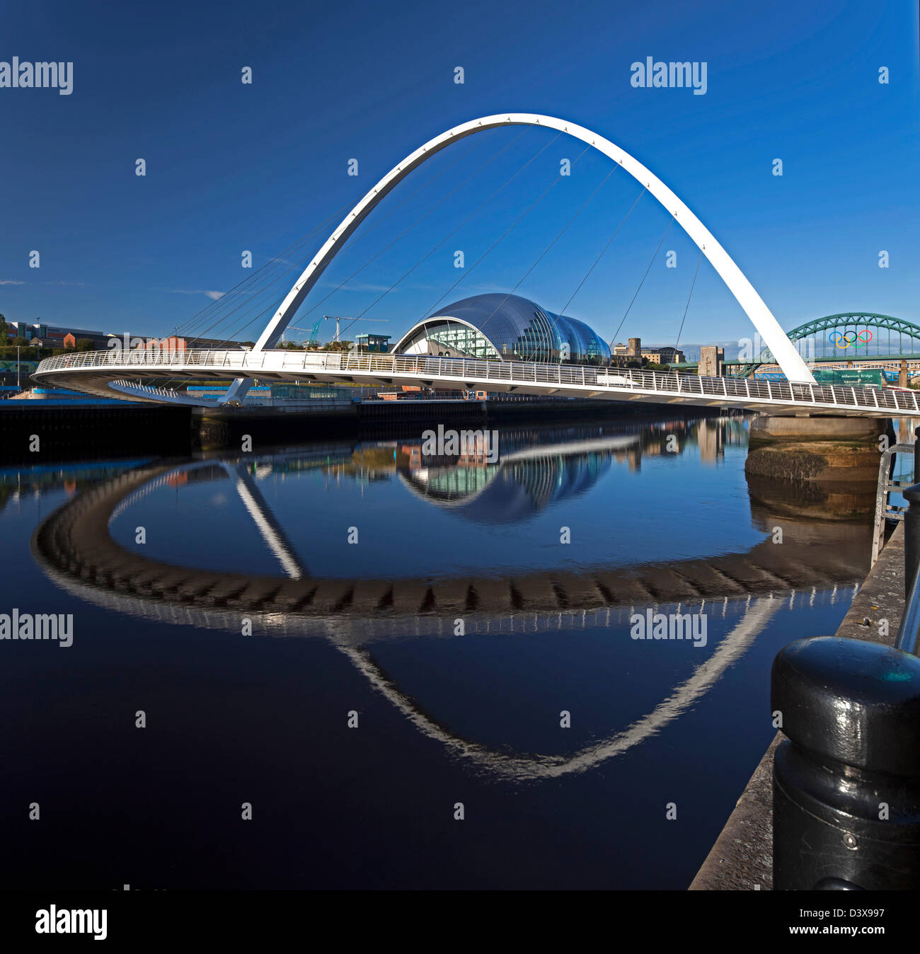 Il Sage Gateshead incorniciato da Gateshead Millennium Bridge, Newcastle upon Tyne, Tyne and Wear Foto Stock
