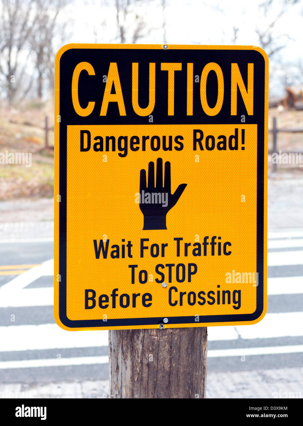 Attenzione strada pericolosa segno. Foto Stock