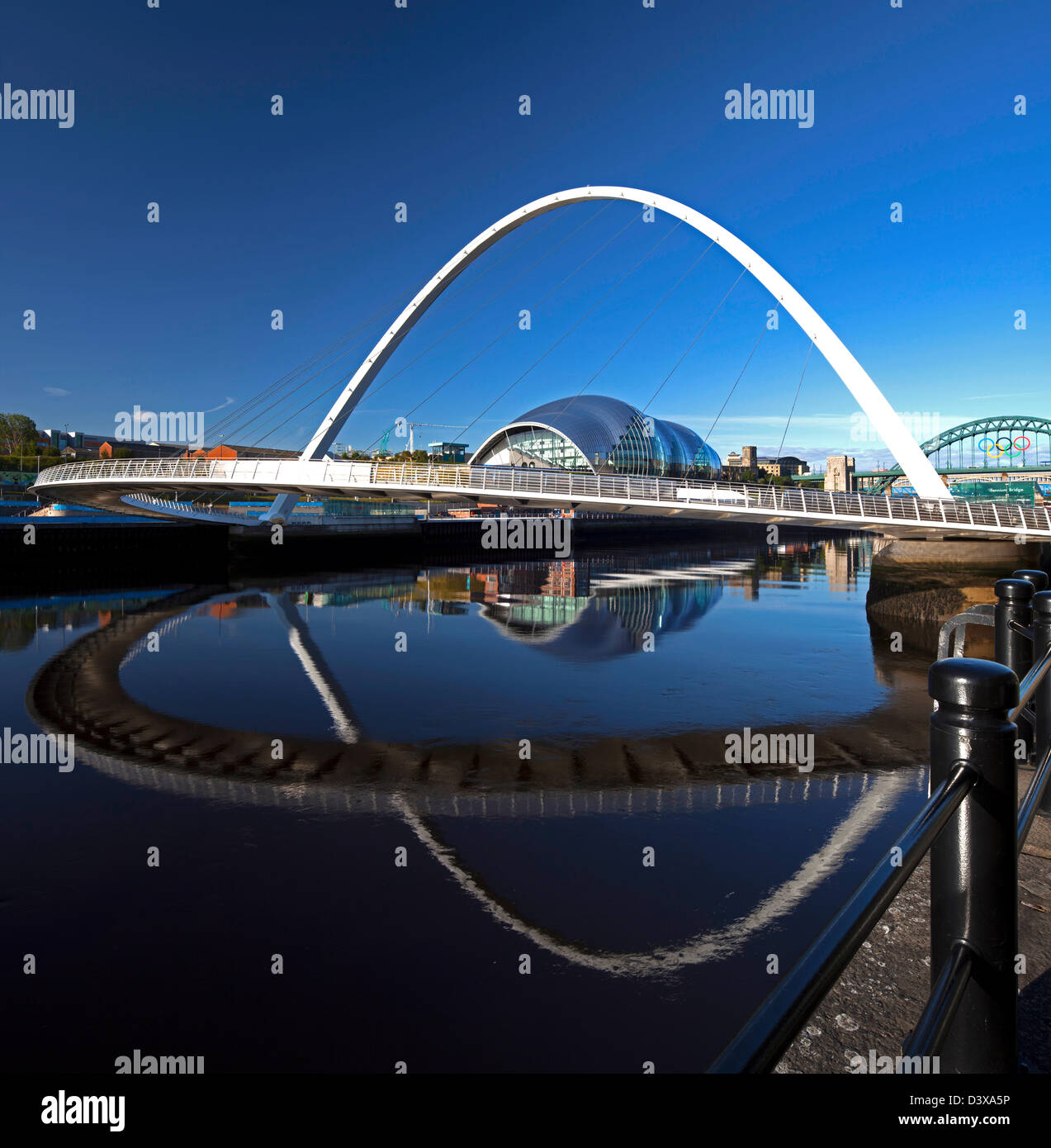 Il Sage Gateshead incorniciato da Gateshead Millennium Bridge, Newcastle upon Tyne, Tyne and Wear Foto Stock