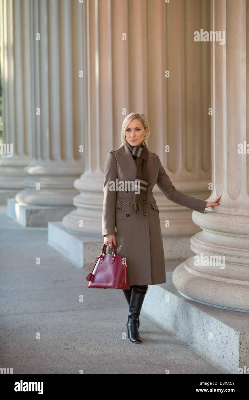 Professional donna da colonne classiche del palazzo del governo di Washington DC Foto Stock